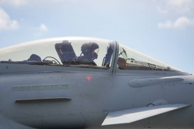 KONYA, TURKIYE - Mayıs 09, 2023: Birleşik Krallık Kraliyet Hava Kuvvetleri Eurofighter Eurofighter FGR4 (BS083) Anadolu Kartal Hava Kuvvetleri Tatbikatı sırasında Konya Havalimanı 'nda taksicilik yapıyor