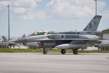 KONYA, TURKIYE - Mayıs 09, 2023: Pakistan Hava Kuvvetleri Lockheed Martin F-16D Savaş Şahini (JF-5) Anadolu Kartal Hava Kuvvetleri Tatbikatı sırasında Konya Havalimanı 'nda taksicilik yapıyor