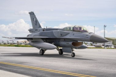KONYA, TURKIYE - Mayıs 09, 2023: Pakistan Hava Kuvvetleri Lockheed Martin F-16D Savaş Şahini (JF-5) Anadolu Kartal Hava Kuvvetleri Tatbikatı sırasında Konya Havalimanı 'nda taksicilik yapıyor