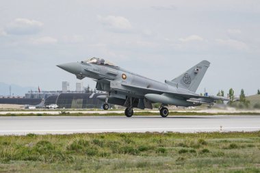 KONYA, TURKIYE - MAYIS 09, 2023: Katar Hava Kuvvetleri Eurofighter EF2000 (MS006) Anadolu Kartal Hava Kuvvetleri Tatbikatı sırasında Konya Havalimanı 'na iniş yaptı