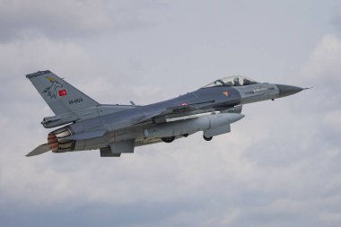 KONYA, TURKIYE - MAYIS 09, 2023: Türk Hava Kuvvetleri Generali Dinamik F-16C Fighting Falcon (4R-42) Anadolu Kartal Hava Kuvvetleri Tatbikatı sırasında Konya Havalimanı 'ndan havalandı