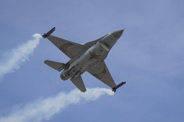 KONYA, TURKIYE - MAYIS 09, 2023: Türk Hava Kuvvetleri General Dynamics F-16C Fighting Falcon (4R-27) Anadolu Kartal Hava Kuvvetleri tatbikatı sırasında Konya Havaalanı üzerinde uçuyor