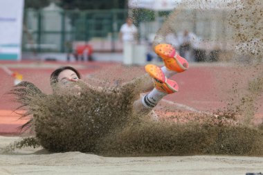 IZMIR, TURKIYE - 4 Temmuz 2023: İzmir Seha Aksoy Atletizm Sahasında düzenlenen Süper Lig müsabakalarında tanımlanamayan üçlü atlama