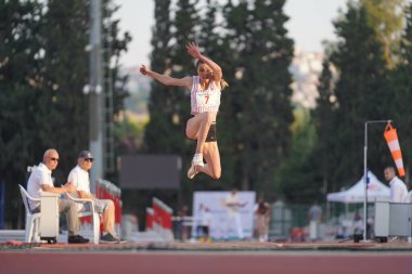 IZMIR, TURKIYE - 4 Temmuz 2023: İzmir Seha Aksoy Atletizm Sahasında düzenlenen Süper Lig müsabakalarında tanımlanamayan üçlü atlama