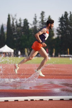 IZMIR, TURKIYE - Temmuz 05, 2023: İzmir Seha Aksoy Spor Sahasında düzenlenen Süper Lig müsabakaları sırasında 3000 metre engelli koşan tanımlanamayan sporcu