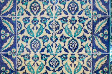 İSTANBUL, TÜRKİYE - HAZİRAN 03, 2023: Eminonu Rustem Pasa Camii 'ndeki Mavi Döşeme