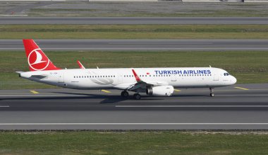 ISTANBUL, TURKIYE - NOVEMBER 05, 2022: Türk Havayolları Airbus A321-231 (6508) İstanbul Uluslararası Havaalanına indi