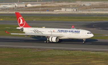ISTANBUL, TURKIYE - NOVEMBER 05, 2022: Türk Havayolları Airbus A330-223 (949) İstanbul Uluslararası Havaalanına indi