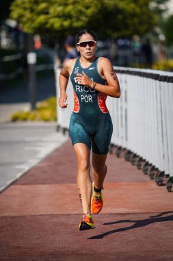 BALIKESIR, TURKIYE - Ağustos 05, 2023: Balikesir 'de Avrupa Triatlon Koşu ve Bayrak Yarışları Şampiyonası' nda koşan tanımlanamayan sporcu