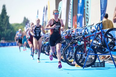 BALIKESIR, TURKIYE - AĞUSTOS 05, 2023: Balikesir 'de Avrupa Triatlon Koşu ve Bayrak Yarışları Şampiyonası' nda yarışan sporcular