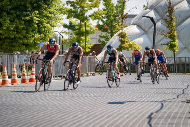 BALIKESIR, TURKIYE - AĞUSTOS 05, 2023: Avrupa Triatlon Sprint ve Röle Şampiyonası 'nda yarışan sporcular
