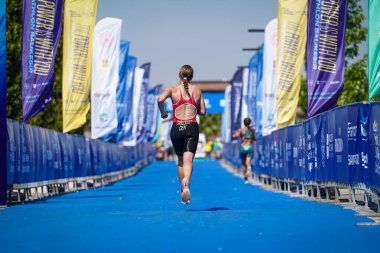 BALIKESIR, TURKIYE - Ağustos 05, 2023: Balikesir 'de Avrupa Triatlon Koşu ve Bayrak Yarışları Şampiyonası' nda koşan tanımlanamayan sporcu