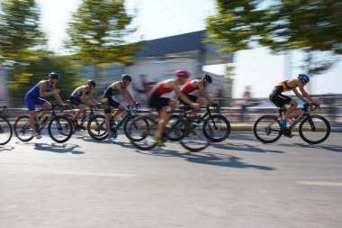 BALIKESIR, TURKIYE - AĞUSTOS 05, 2023: Avrupa Triatlon Sprint ve Röle Şampiyonası 'nda yarışan sporcular