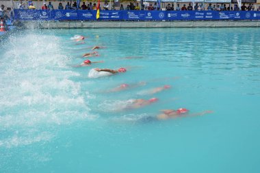 BALIKESIR, TURKIYE - AĞUSTOS 05, 2023: Avrupa Triatlon Sprint ve Bayrak Yarışları 'nda yarışan sporcular