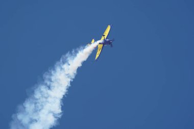 ESKISEHIR, TURKIYE - 17 Eylül 2023: Romen Hawks Akrobatik Takımı Ekstra 330SC (SC100) Sivrihisar SHG Hava Gösterisinde sergilendi