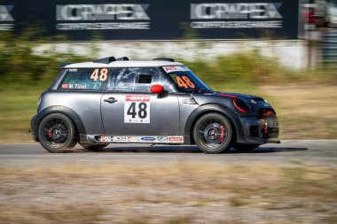 KOCAELI, TURKIYE - 24 Eylül 2023: Türkiye Rallycross Şampiyonası sırasında araba yarışı.