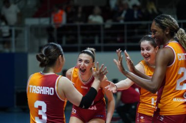 ISTANBUL, TURKIYE - 28 Ekim 2023: Burhan Felek Spor Salonu 'nda oynanan PTT Türkiye Sultanlar Ligi maçında Galatasaray Daikin oyuncuları skor puanını kutluyor