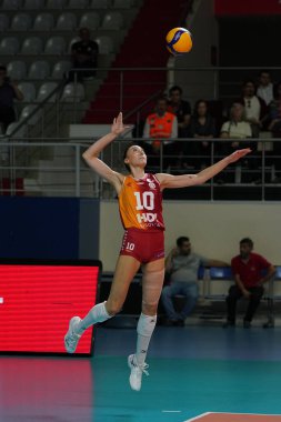 ISTANBUL, TURKIYE - 28 Ekim 2023: Aycin Akyol, Burhan Felek Spor Salonu 'nda Galatasaray Daikin-PTT Türkiye Sultanlar Ligi karşılaşmasında görev yapıyor