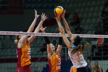 ISTANBUL, TURKIYE - 28 Ekim 2023: Burhan Felek Spor Salonu 'nda oynanan Galatasaray Daikin-PTT Türkiye Sultanlar Ligi karşılaşmasında Hande Naz Sunar