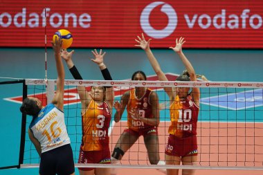 ISTANBUL, TURKIYE - 28 Ekim 2023: Burhan Felek Spor Salonu 'nda oynanan Galatasaray-PTT Türkiye Sultanlar Ligi karşılaşmasında Kanami Tashiro ve Aycin Akyol