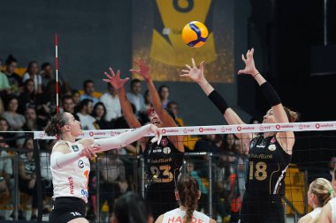 ISTANBUL, TURKIYE - 25 Ekim 2023: Vakıfbank vs. Eczacibasi Dynavit Turkish Sultanlar Ligi karşılaşması sırasında Vakıfbank Spor Salonu 'nda Irina Voronkova