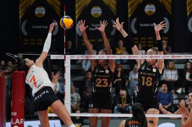 ISTANBUL, TURKIYE - 25 Ekim 2023: Vakıfbank vs Eczacibasi Dynavit Turkish Sultans League karşılaşmasında Hande Baladin, Vakıfbank Spor Salonu 'nda