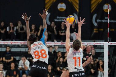 ISTANBUL, TURKIYE - 25 Ekim 2023: Vakıfbank vs Eczacibasi Dynavit Türk Sultanlar Ligi karşılaşmasında Sinead Jack-Kisal ve Naz Aydemir Akyol