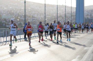 İSTANBUL, TÜRKİYE - Kasım 05, 2023: 45 'te koşan sporcular. Bir yarışta iki kıtayı kapsayan İstanbul maratonu.