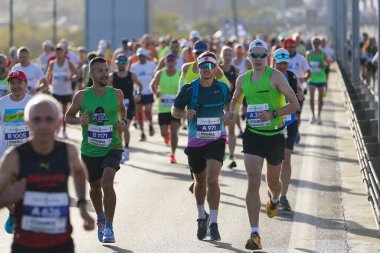 İSTANBUL, TÜRKİYE - Kasım 05, 2023: 45 'te koşan sporcular. Bir yarışta iki kıtayı kapsayan İstanbul maratonu.