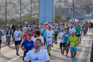 İSTANBUL, TÜRKİYE - Kasım 05, 2023: 45 'te koşan sporcular. Bir yarışta iki kıtayı kapsayan İstanbul maratonu.