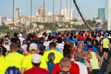 İSTANBUL, TÜRKİYE - Kasım 05, 2023: 45 'te koşan sporcular. Bir yarışta iki kıtayı kapsayan İstanbul maratonu.