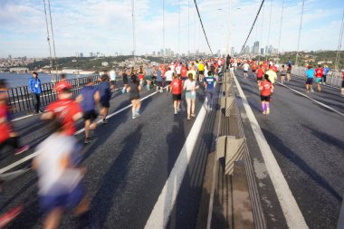 İSTANBUL, TÜRKİYE - Kasım 05, 2023: 45 'te koşan sporcular. Bir yarışta iki kıtayı kapsayan İstanbul maratonu.