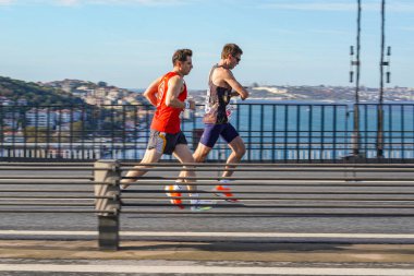 İSTANBUL, TÜRKİYE - Kasım 05, 2023: 45 'te koşan sporcular. Bir yarışta iki kıtayı kapsayan İstanbul maratonu.