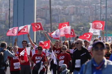 İSTANBUL, TÜRKİYE - Kasım 05, 2023: 45 'te bayraklar üzerinde koşan sporcular. Bir yarışta iki kıtayı kapsayan İstanbul maratonu.