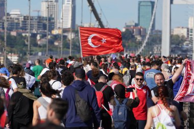 İSTANBUL, TÜRKİYE - Kasım 05, 2023: 45 'te bayraklar üzerinde koşan sporcular. Bir yarışta iki kıtayı kapsayan İstanbul maratonu.