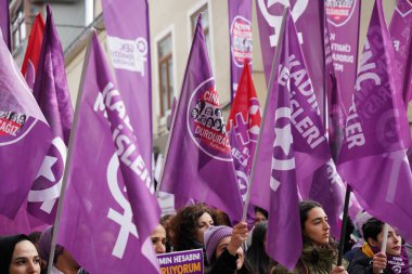 İSTANBUL, TURKIYE - 26 Kasım 2023: Kadıköy 'de kadınlara yönelik şiddeti protesto edenler