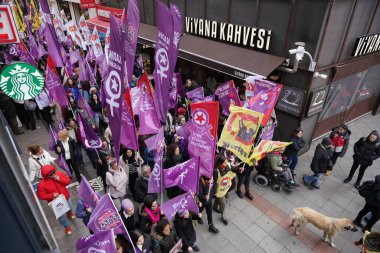 İSTANBUL, TURKIYE - 26 Kasım 2023: Kadıköy 'de kadınlara yönelik şiddeti protesto edenler