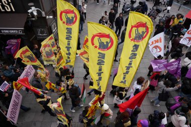 İSTANBUL, TURKIYE - 26 Kasım 2023: Kadıköy 'de kadınlara yönelik şiddeti protesto edenler