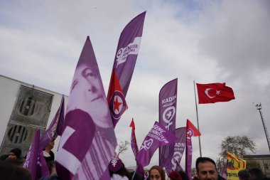 İSTANBUL, TURKIYE - 26 Kasım 2023: Kadıköy 'de kadınlara yönelik şiddeti protesto edenler