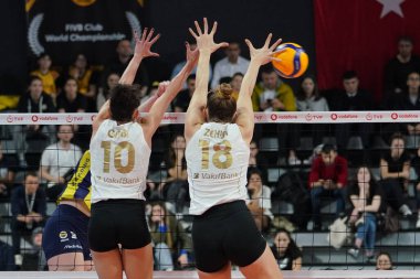 ISTANBUL, TURKIYE - 24 Kasım 2023: Gabriela Guimaraes ve Zehra Gunes Vakıfbank - Fenerbahçe Opet Türkiye Sultanlar Ligi maçı sırasında Vakıfbank Spor Salonu