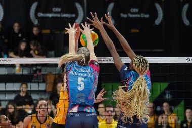 ISTANBUL, TURKIYE - 29 YIL 2023: Laura Heyrman ve Paola Egonu Vakıfbank - Vero Volley Milano CEV Şampiyonlar Ligi Voleybol ligi karşılaşmasında Vakıfbank Spor Salonu 'nda