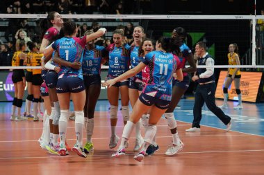 ISTANBUL, TURKIYE - 29 Kasım 2023: Vakıfbank CEV Şampiyonlar Ligi Voleybol karşılaşması sonrasında Vero Volley Milano oyuncuları