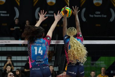 ISTANBUL, TURKIYE - 29 Kasım 2023: Dana Rettke ve Paola Egonu, Vakıfbank - Vero Volley Milano CEV Şampiyonlar Ligi Voleybolu 'nda Vakıfbank Spor Salonu' nda oynanan karşılaşmada