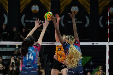 ISTANBUL, TURKIYE - 29 Kasım 2023: Dana Rettke ve Paola Egonu, Vakıfbank - Vero Volley Milano CEV Şampiyonlar Ligi Voleybolu 'nda Vakıfbank Spor Salonu' nda oynanan karşılaşmada