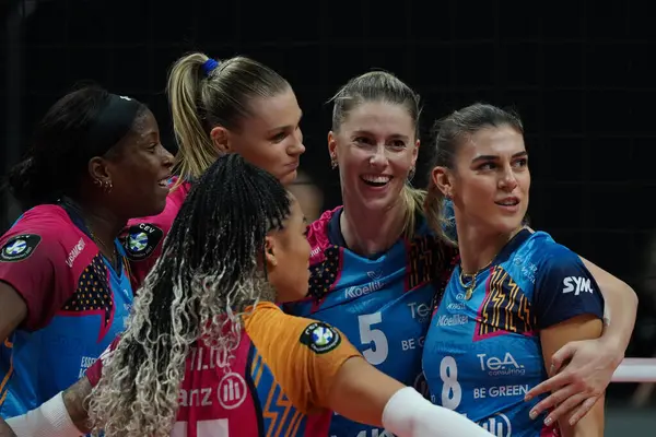 ISTANBUL, TURKIYE - 29 Kasım 2023: Vakıfbank CEV Şampiyonlar Ligi Volley karşılaşmasında Vero Volley Milano oyuncuları skor puanını kutluyorlar