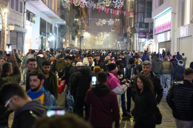 İSTANBUL, TÜRKEYE - 31 Aralık 2023: İstanbul 'da yeni yılı kutlamak için Istiklal Caddesi' nde insanlar
