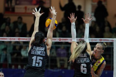 ISTANBUL, TURKIYE - 28 Ocak 2024: Bengisu Aygün ve Hilal Kocakara, Burhan Felek Spor Salonu 'nda oynanan Fenerbahçe Opet - Beşiktas Ayos Türk Sultanlar Ligi karşılaşmasında