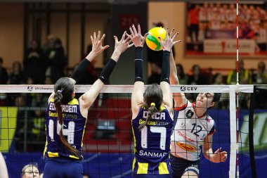 ISTANBUL, TURKIYE - 16 Ocak 2024: Eda Erdem Dundar ve Bojana Drca, Burhan Felek Spor Salonu 'nda oynanan Fenerbahçe Opet-Grot Budowlani Lodz CEV Şampiyonlar Ligi Voleybol Ligi Şampiyonlar Ligi karşılaşmasında