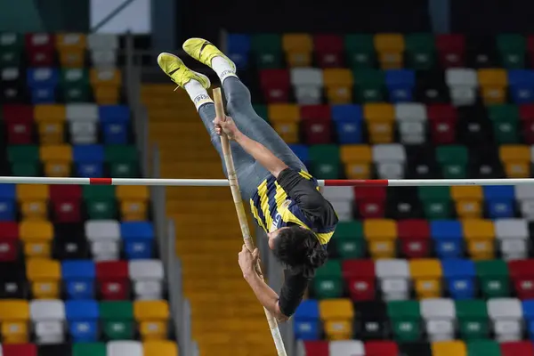stock image ISTANBUL, TURKIYE - JANUARY 13, 2024: Undefined athlete pole vaulting during Turkish Athletic Federation Olympic Threshold Competitions in Atakoy Athletics Arena