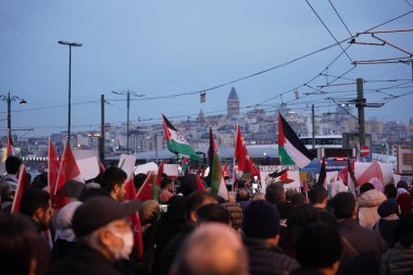 İSTANBUL, TURKEY - HAZİRAN 01, 2024: Sultanahmet Meydanı 'nda toplanan insanlar Filistin' i desteklemek için Galata Köprüsü 'ne yürüdü